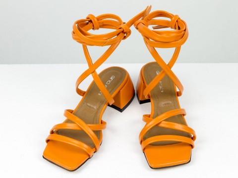 Дизайнерські безшовні босоніжки на зав'язках, виготовлені з натуральної італійської шкіри оранжевого кольору.