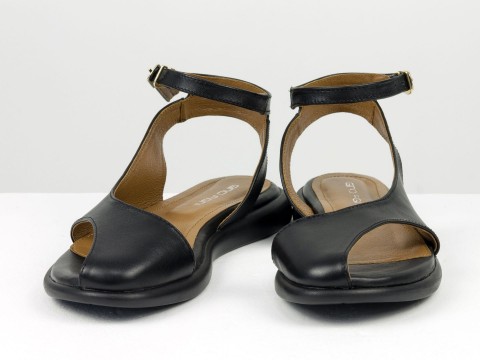 Дизайнерські жіночі босоніжки з ремінцем на полегшеній підошві з натуральної шкіри чорного кольору, С-2221-01