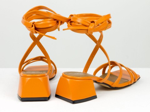 Дизайнерські безшовні босоніжки на зав'язках, виготовлені з натуральної італійської шкіри оранжевого кольору.