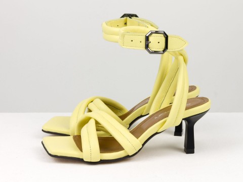 Дизайнерские желтые босоножки на небольшом каблуке выполнены из натуральной итальянской кожи, С-2123-10