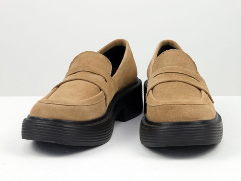 Женские туфли-лоферы из натуральной замши бежевого цвета на утолщенной черной подошве, Т-2192-05