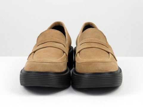 Жіночі туфлі-лофери з натуральної замші бежевого кольору на потовщеній чорній підошві, Т-2192-05