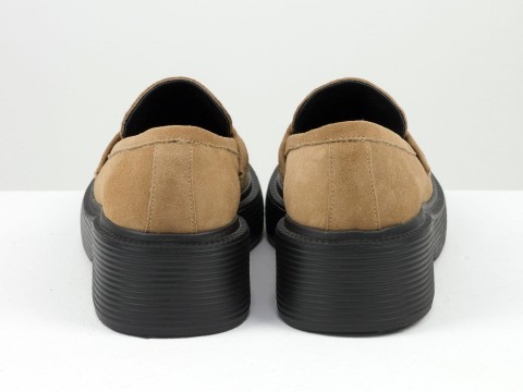 Жіночі туфлі-лофери з натуральної замші бежевого кольору на потовщеній чорній підошві, Т-2192-05