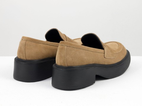 Женские туфли-лоферы из натуральной замши бежевого цвета на утолщенной черной подошве, Т-2192-05