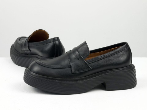 Жіночі туфлі-лофери із натуральної шкіри чорного кольору на потовщеній підошві, Т-2192-06